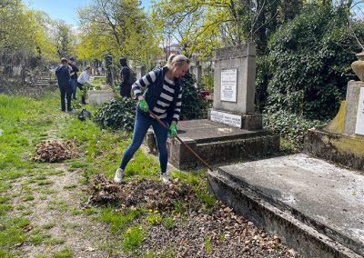 A Külker Technikum hallgatói rendbe tették az Óbudai zsidó temető több sírját