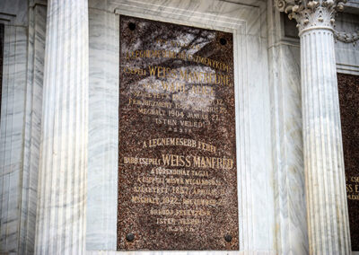 Weiss Manfrédra emlékeztek felújított sírjánál a Salgótarjáni utcai zsidó temetőben