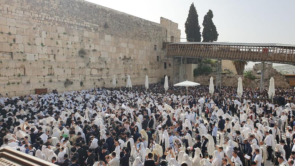 Ismét több tízezren vettek részt a kohaniták áldásán Jeruzsálemben (Videóval)