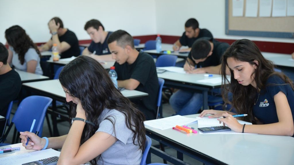 A pedagógusok tiltakozása miatt bizonyítvány és évzáró nélkül fejezték be a tanévet Izraelben a középiskolások