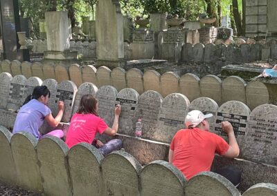 Nemzetközi nyári tábor keretein belül segédkeznek külföldi fiatalok a Kozma utcai temetőben