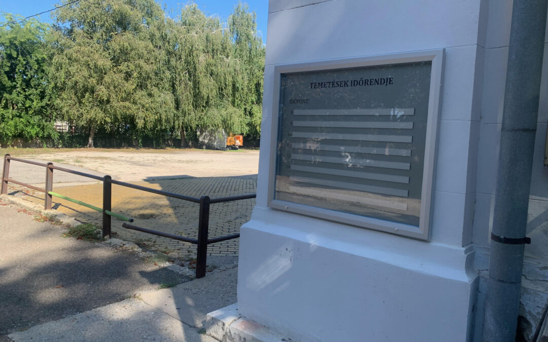 Új tájékoztató táblát helyeztek el a Kozma utcai temetőben