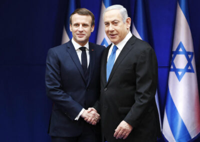Emmanuel Macron Izraelben: “összeköt minket a gyász”