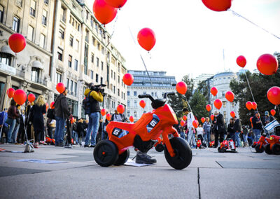 A túszokért lengtek a luftballonok a Vörösmarty téren