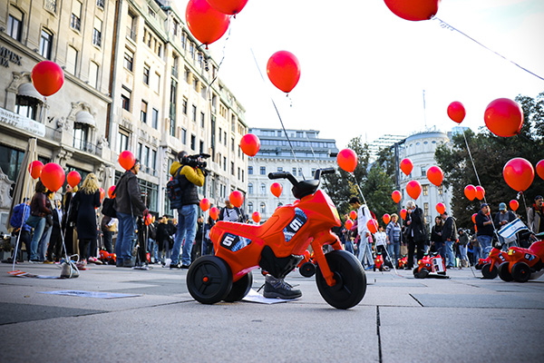 A túszokért lengtek a luftballonok a Vörösmarty téren