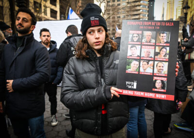 A túszok családtagjai szeretteik kiszabadítását követelik a háború századik napján Izraelben
