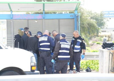 Egy fegyveres támadó buszmegállóban várakozó izraeliekre nyitott tüzet Gederában