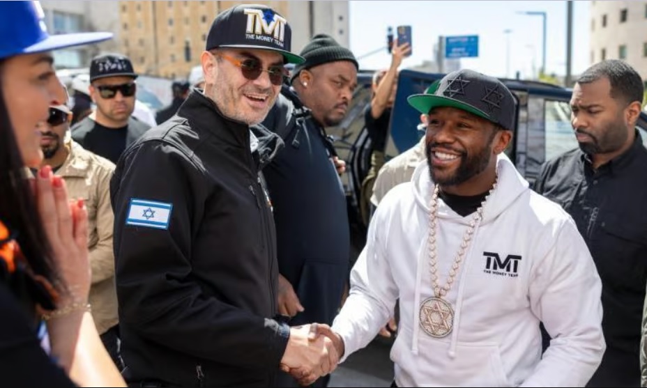 Floyd Mayweather támogatása jeléül Izraelbe látogatott