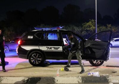 Egy arab férfi elütött négy rendőrt és késsel támadt továbbiakra Izraelben