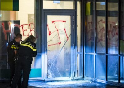 Robbanás történt egy rotterdami iskolánál, és horogkereszteket festettek az épület homlokzatára