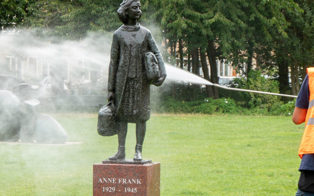 Palesztinbarát feliratot festettek Anne Frank szobrára Amszterdamban