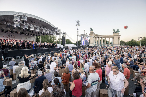 Izraeli és palesztin vendégművészekkel lép fel a Fesztiválzenekar a Hősök terén