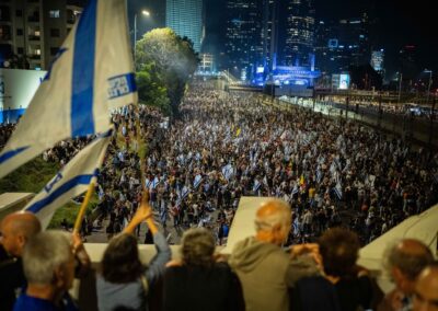 Izraeli ellenzéki pártok a kormány elleni tiltakozás fokozására szólították fel az embereket