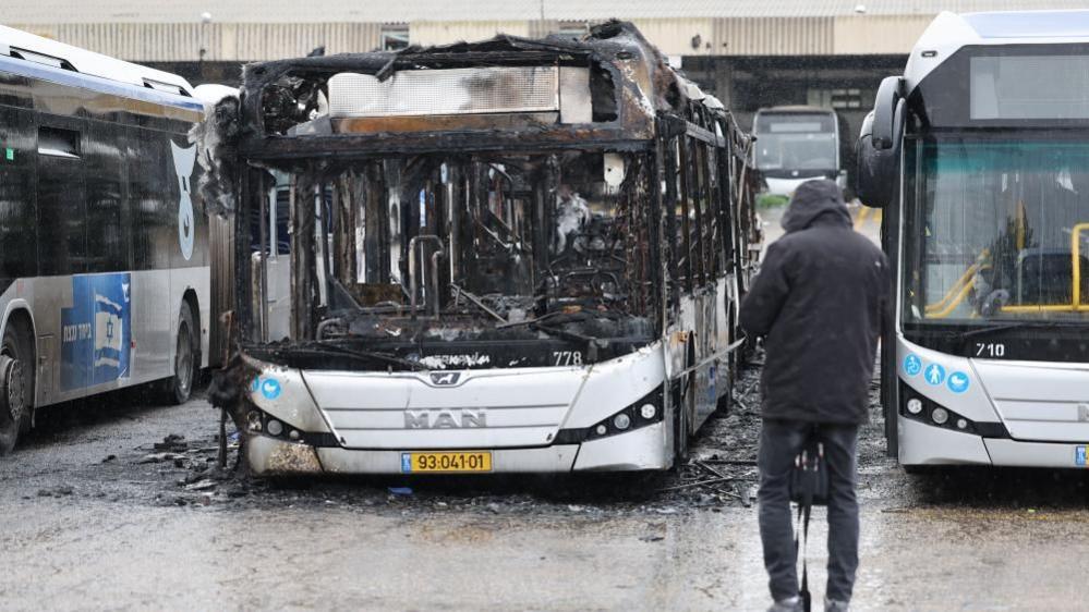 Izrael három zászlóaljat vezényelt Ciszjordániába, miután autóbuszokban követtek el buszrobbantásokat