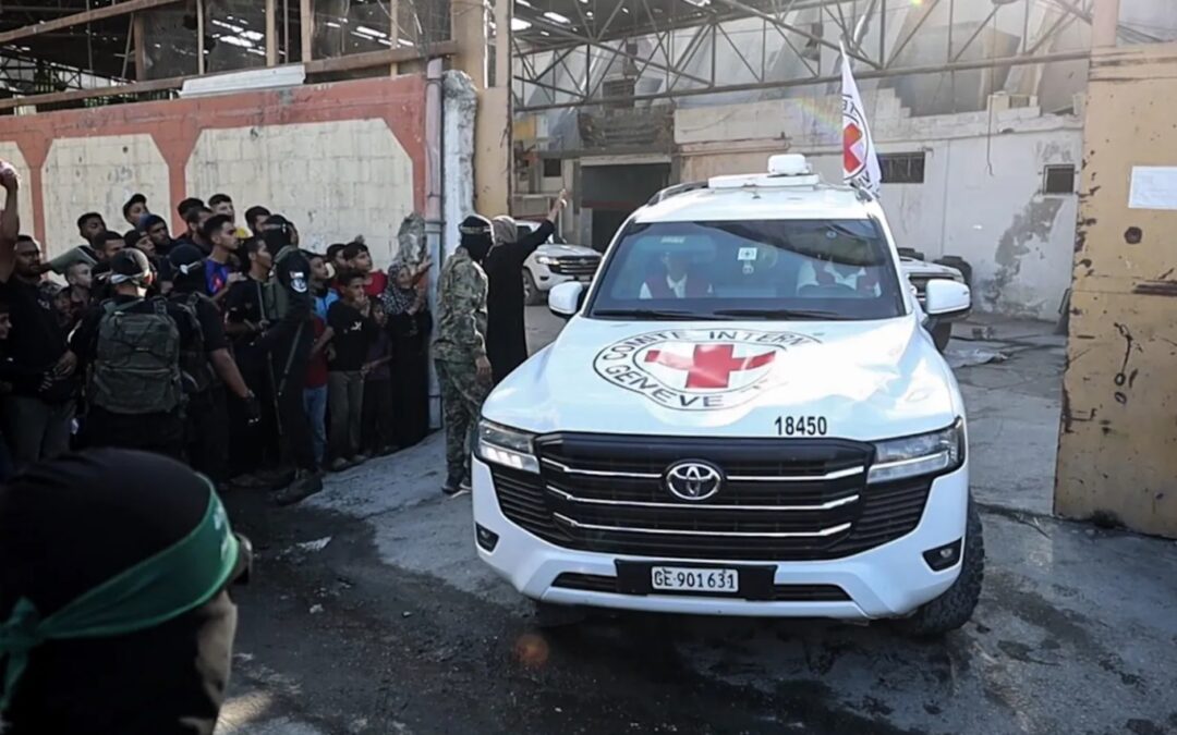 A Hamász átadta az élő túszok második csoportját a Nemzetközi Vöröskeresztnek