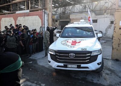 A Hamász átadta az élő túszok második csoportját a Nemzetközi Vöröskeresztnek