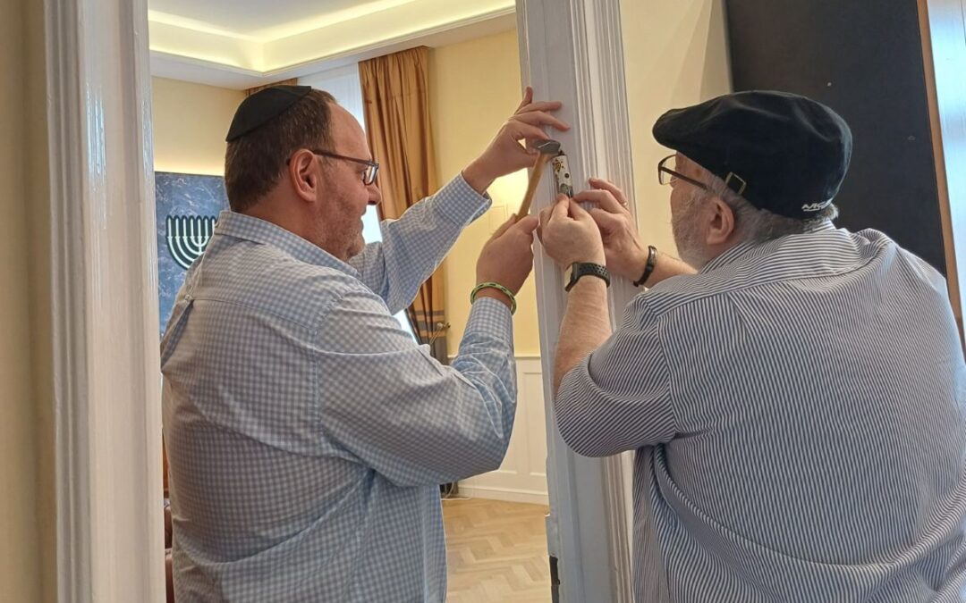 Felhelyezték a mezüzét a BZSH felújított elnöki irodájának ajtófélfájára