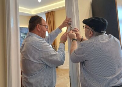 Felhelyezték a mezüzét a BZSH felújított elnöki irodájának ajtófélfájára