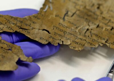 A holt-tengeri tekercsek számos darabjából nyílt kiállítás Washingtonban