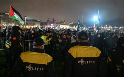 Hollandiában több embert letartóztattak egy izraeli kántor fellépése elleni tüntetésen