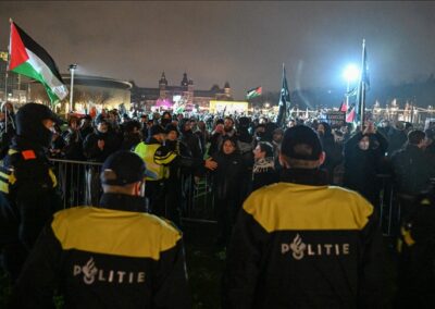 Hollandiában több embert letartóztattak egy izraeli kántor fellépése elleni tüntetésen