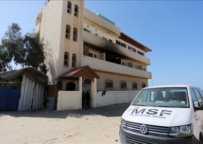 Izrael megvonta a működési engedélyt egyes segélyszervezetektől Ciszjordániában és a Gázai övezetben