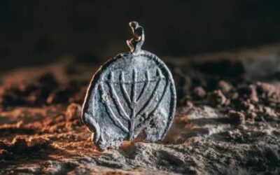 Ezerháromszáz éves menóra medált ástak ki a Templom-hegy közelében