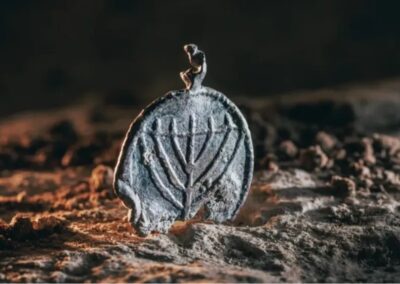 Ezerháromszáz éves menóra medált ástak ki a Templom-hegy közelében