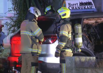 Ausztráliában felgyújtottak egy „Boldog Hanukát” felirattal ellátott autót