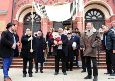 Tórát adományozott a BZSH Hunyadi téri körzete a zalaegerszegi hitközségnek