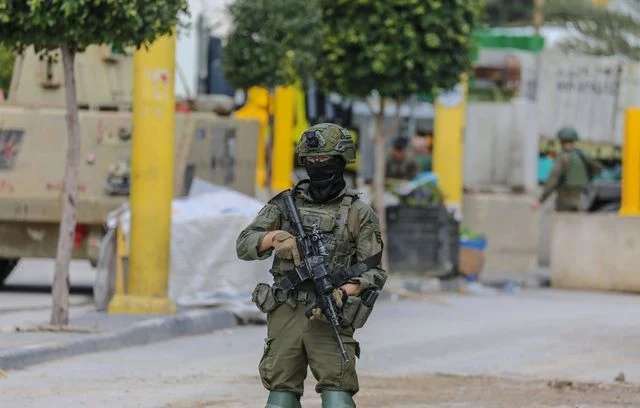 Az IDF körözötteket fogott el és fegyvereket foglalt le a hebroni razzián