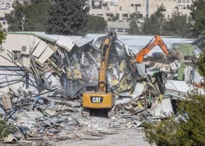 Izrael lerombolja az UNRWA épületegyüttesét Jeruzsálemben