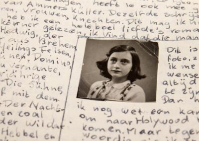 Egyes dokumentumok szerint ezen a napon hunyt el Anne Frank